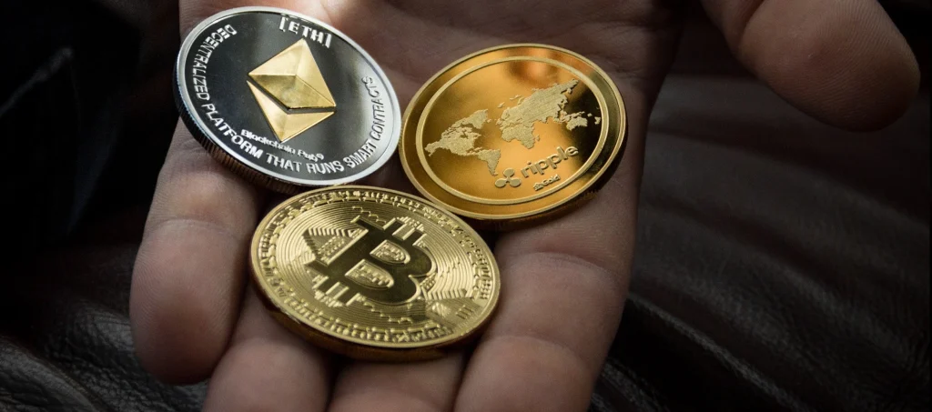 Három kriptovaluta : Bitcoin, Ethereum, Ripple